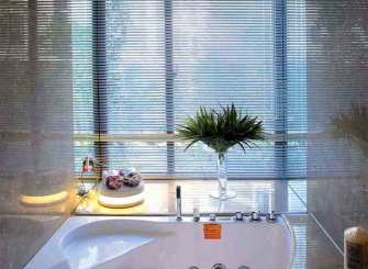 温馨低奢现代风格卫生间浴缸设计