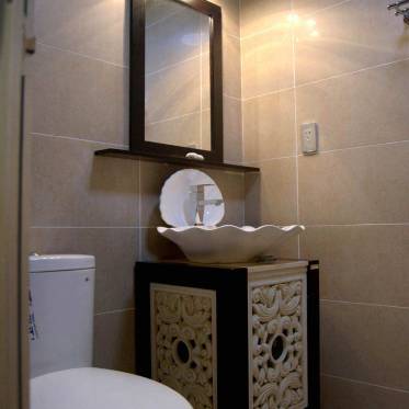 现代中式雅致卫生间设计