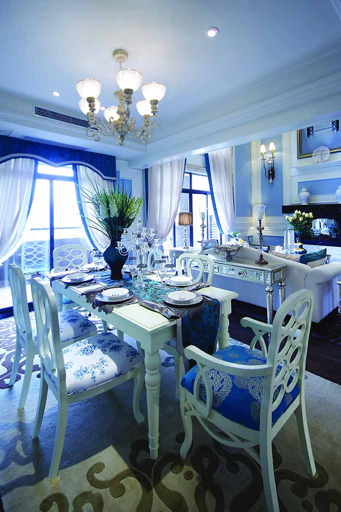 餐厅仍然是白色和蓝色的大量使用，地毯的使用使整个空间的元素更加集中，不至于太过散乱