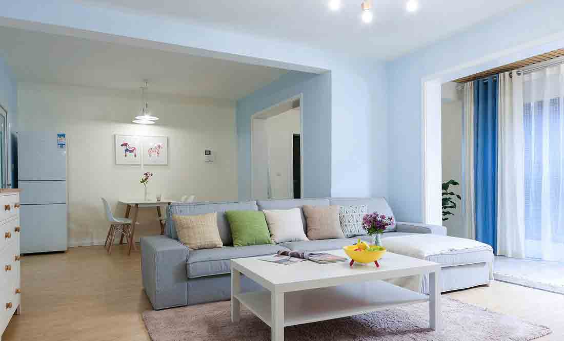 灰色系的沙发承接蓝色的基调，将客厅区域的个性归于沉稳。