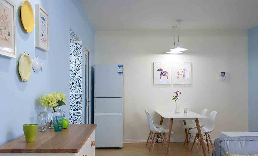 餐厅墙面以白色点亮视觉，墙面挂画充满童趣，纯白的餐桌椅温馨可爱。
