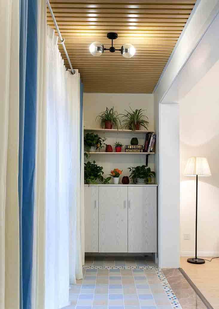 阳台一侧安排了展示收纳柜，将绿色植物融入家居，清新而富有生机。