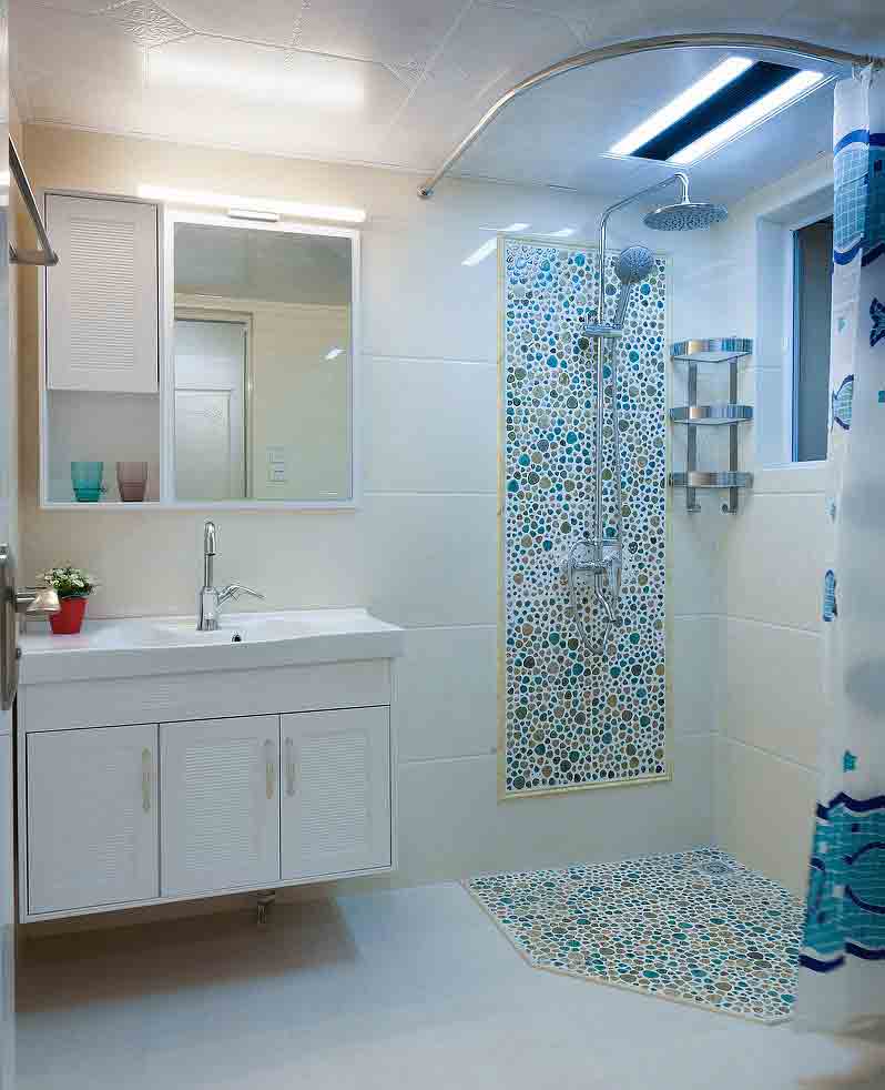 卫生间以圆点花纹瓷砖划分了干湿区域，在简单之中加入了带有异域色彩的元素。