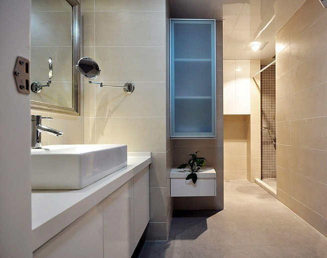 卫生间利用转角的畸零空间设置了收纳柜，提高了空间利用率。