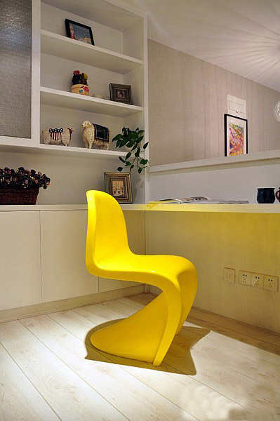 明黄色的造型椅以现代品味设计，线条优美。