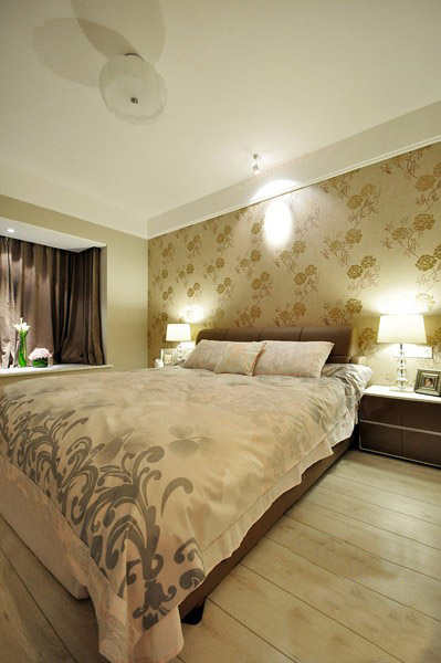 多处灯光设计共同营造了温暖的卧室氛围。
