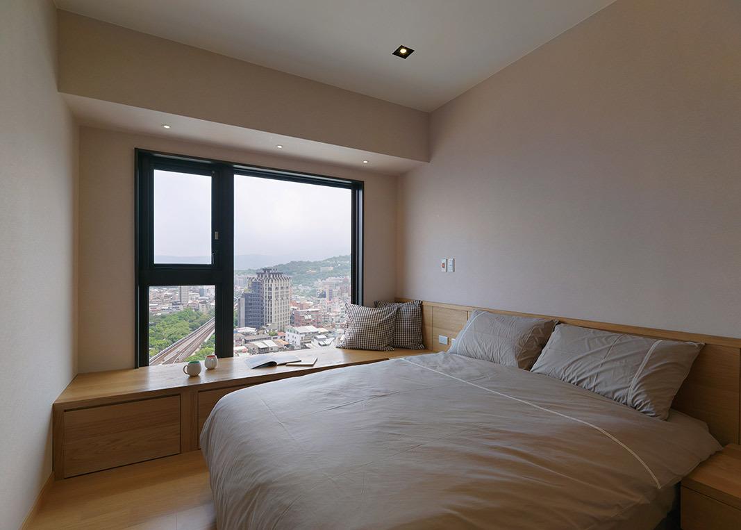 窗边的卧榻也是收纳空间，可让屋主靠窗饱览明媚风景，享受舒适采光。