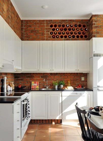 厨房也是黑白色调，特别是纯墙砖的墙壁凸显个性！