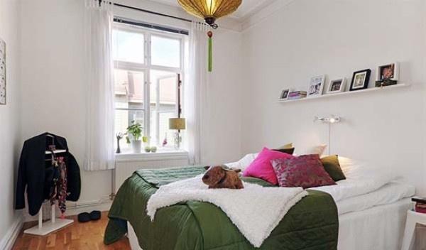 大胆启用军绿色床品，在白净的卧室里很抢眼！
