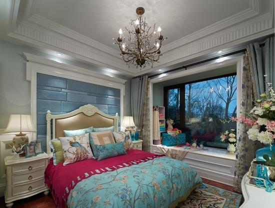 卧室营造的是宁静温馨，在色彩方面合理搭配，飘窗的存在恰到好处。