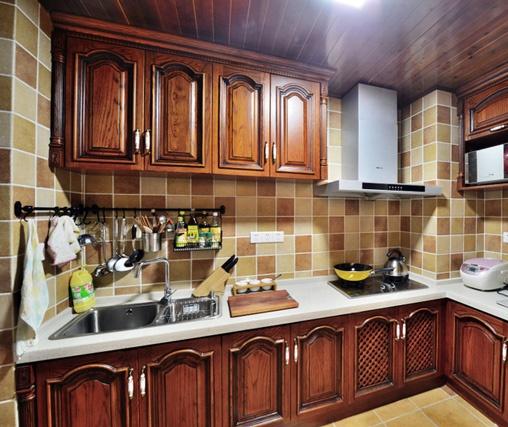 厨房的天花板和橱柜都是实木，原木的纹理，厚重的色彩，深浅不同的土黄色瓷砖，将美国的乡村厨房搬进你的家。