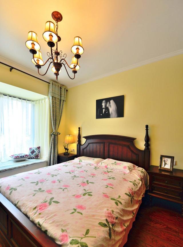 温暖的淡黄色墙壁，清新柔软的床铺，红色的木地板，淳朴的吊灯，浪漫的飘窗，创造出一种古朴的质感，展现舒适惬意的美式风格。