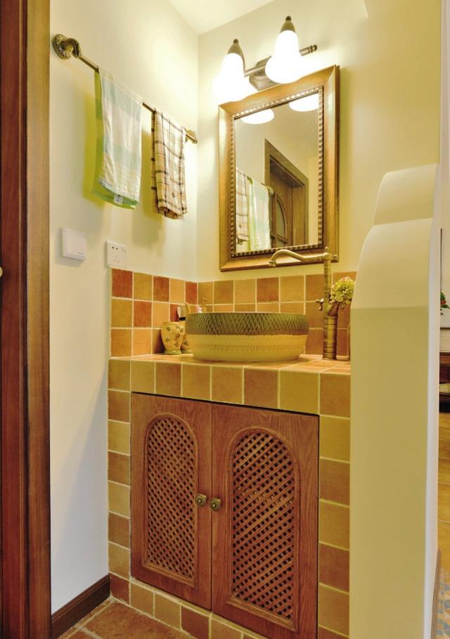 浴室的洗漱台采用自然、怀旧、不同深浅的土黄色，打造最真实的美式乡村生活。