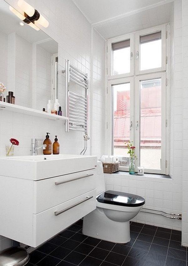 镜子和窗户让卫生间充满光线，白色更能提亮空间，深棕色地砖让卫生间多了一份质朴的格调。