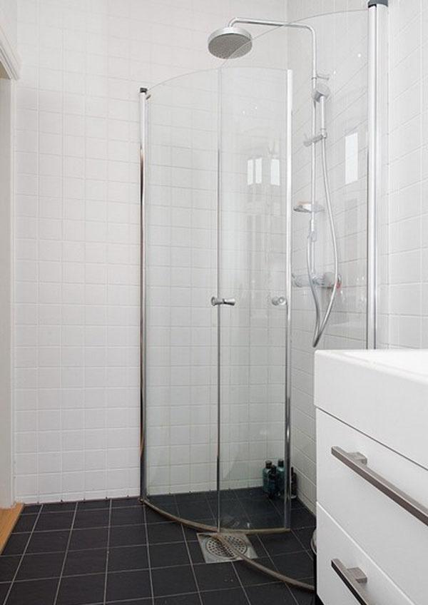 淋浴区被玻璃门分隔开来，干湿分离，保持沐浴之外的场地干燥卫生。