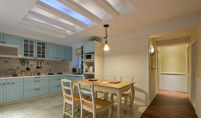 欧式设计的厨房，非常喜欢这种淡蓝色和原木的桌椅设计，显得全屋非常通透自然。