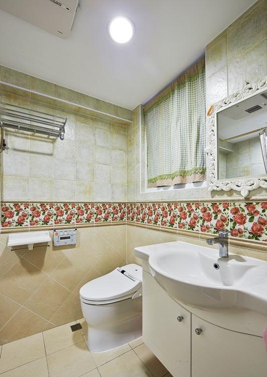 乡村风的浴室是最吸引的地方，玫瑰碎花的腰线大气点缀，浴室都变得浪漫起来。
