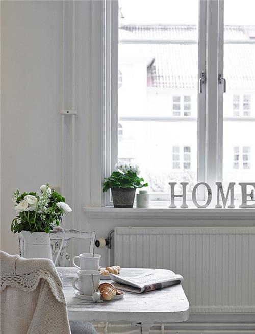 窗户上HOME的英文立体模型，简单温馨，家里的绿色植物生机勃勃，充满自然气息，高品质的生活享受。