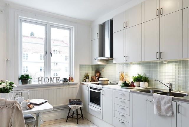 浅绿色马赛克瓷砖与线条简单白色橱柜，开放式的厨房更显大方，呈现出一个简单实用的小空间。