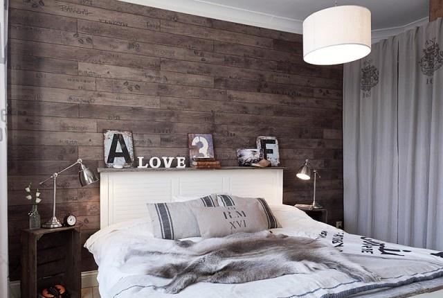 卧室的设计采用了大量天然木材，家里随处可见的英文字母装饰，体现出了一种奔放的张力，增强了设计感。