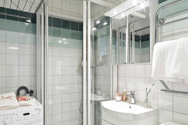 卫浴间采用了一贯玻璃与瓷砖的结合，增加了空间的明亮度，显的更加宽敞。