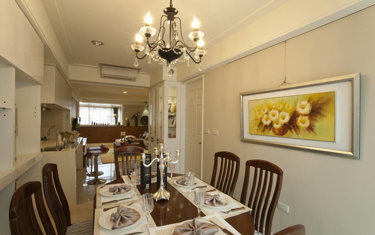 摆放长型餐桌再配上精致吊灯，围塑出静谧愉悦的用餐氛围。