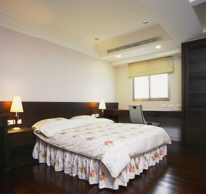 地板与家具深色系设计以浅色寝饰跳出空间亮点。