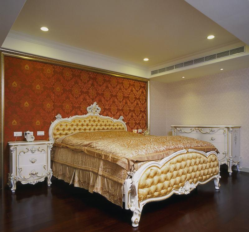 白、金、红色系的法式古典傢俱，辅以屋主强调的紫檀木地板，打造主卧房的尊贵奢华。