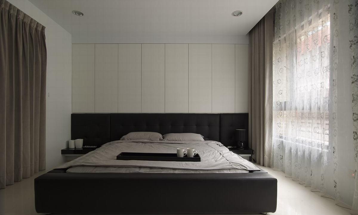 主卧床头上方以收纳柜包覆横樑设计，赋予空间干净舒爽。