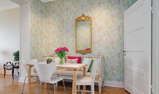 餐厅的印花墙纸与客厅的白墙鲜明对比，散发着浪漫的田园风情。