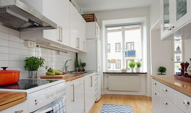 U型的厨房采光充足，干净整齐，上下设计白色的橱柜很好地收纳食物和厨房用品，对生活美的追求无处不在。