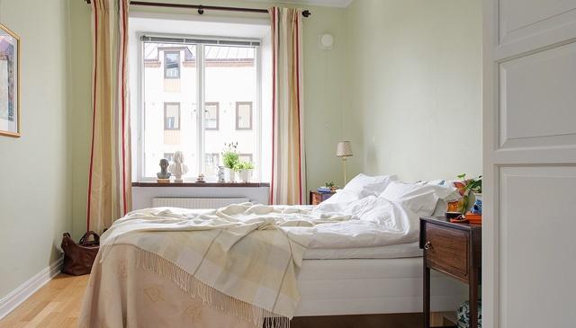 卧室的墙壁则是淡淡的绿色，呈现柔和清新的氛围，柔软舒适的床铺装载每个甜蜜的睡梦。