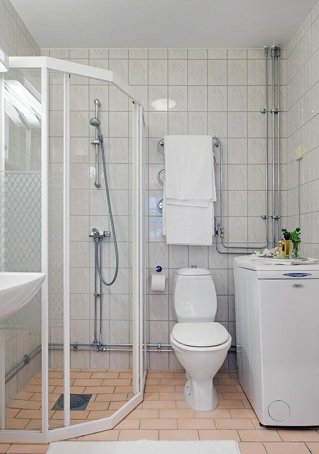 卫浴设施和墙壁都是浅色调，搭配大地色地板，大方自然，干湿分离的设置保持不同功能区的干燥卫生。