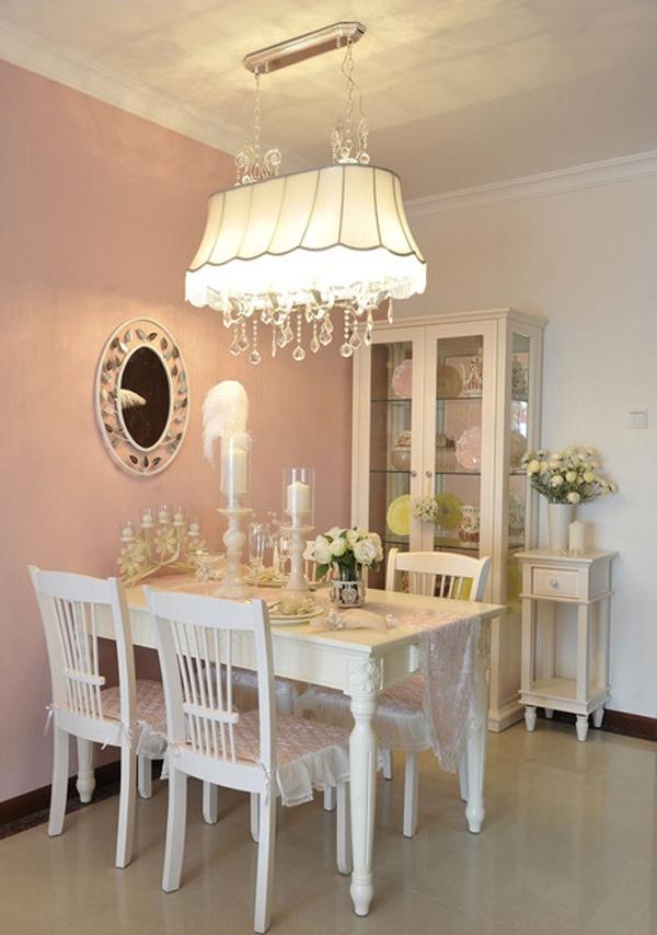 优雅的欧式餐桌，华丽温馨的吊灯，搭上蕾丝的坐垫和桌布，尽情感受浪漫满屋的幸福生活。