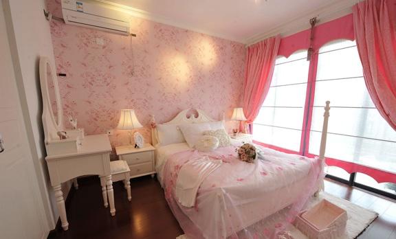 粉色的卧室空间搭配白色的家具，粉色的刺绣薄纱将柔软舒适的床装扮得更温馨浪漫，再把灯光调暗，宛如置身童话里公主的卧室般梦幻舒适。