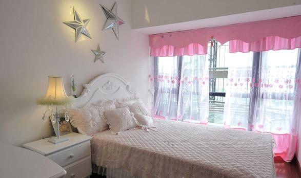 小女孩的卧室，轻柔的蕾丝床品、白色的家具，粉色的透明窗纱，银色星星装饰墙贴恰到好处地起到了点缀空间的作用，营造出可爱、梦幻的效果。