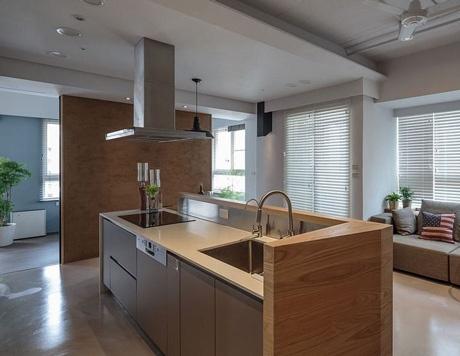 开放式的厨房，干净明亮的烹调台，悬挂的抽油烟机保持室内空气的干净。