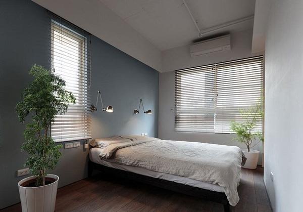 简约的卧室，没有过多的装饰，灰蓝色的床头背景墙，搭配朦朦胧胧的灰度床品，不夸张也不刺激，在视觉上给人以舒适感，以沉稳低调演绎男、女主人的内在性格。