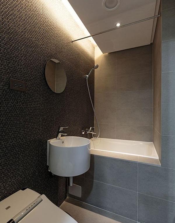 灰色的磁砖和马赛克，搭配上白色浴缸设备，组成一应俱全的现代卫浴场域。