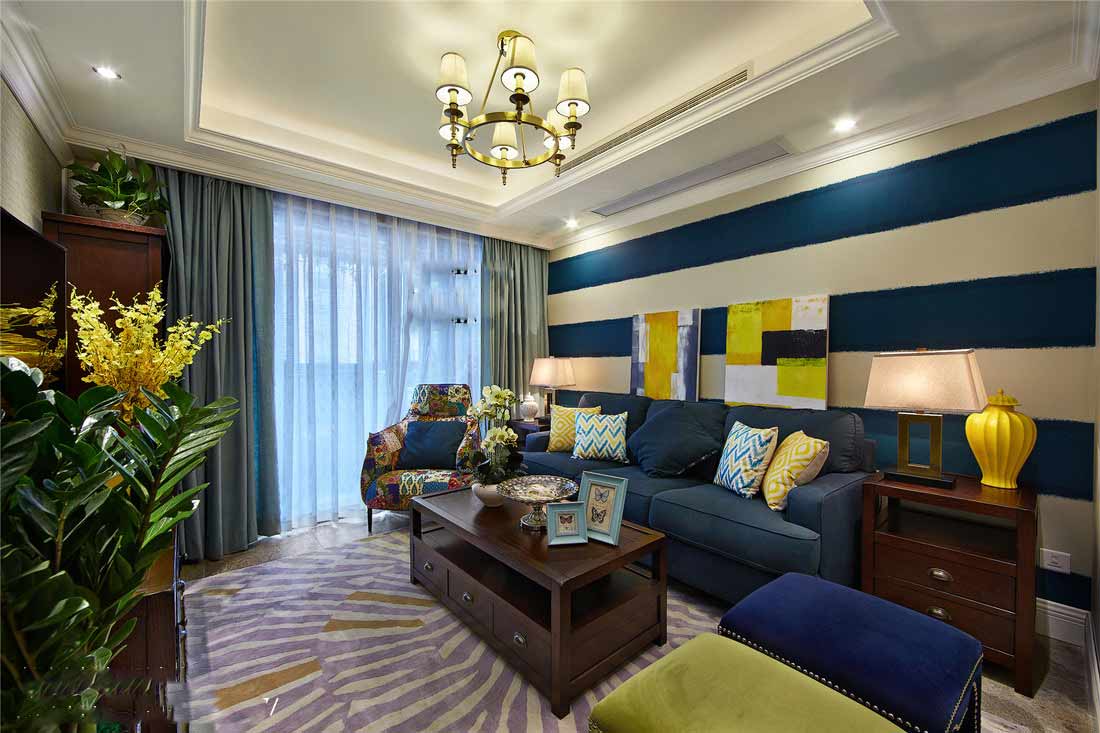 蓝白相间的沙发背景墙，搭配蓝色的沙发和实木的茶几，美式的清新自然，在凝视间，从容绽放。