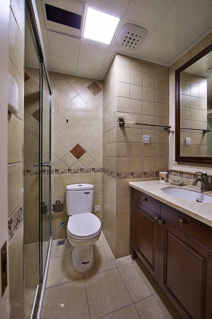 卫生间和浴室的设计还是比较紧凑的，但朴实且精致。干湿隔开，设置有序。