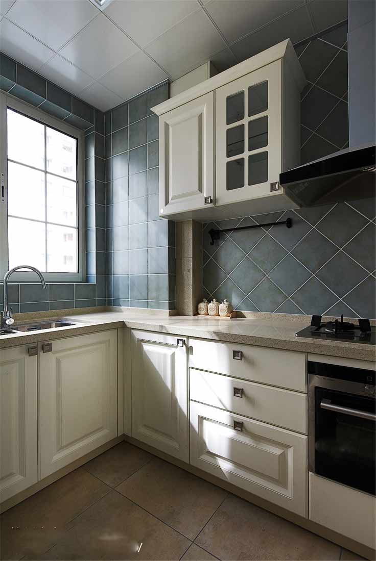 厨房设有一个较大的窗户，采光很好，蓝色的马克砖，配上白色的柜子，给人一种明亮干净的感觉。