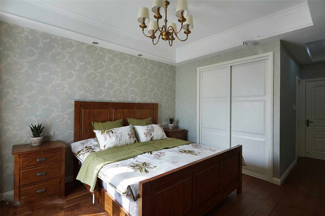 淡雅而不失稳重的卧室~实木大床，配着白色大衣柜，搭配蓝色和绿色的床品，温馨惬意。