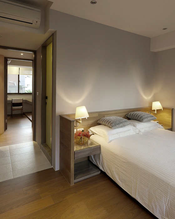干净温馨的小卧室，白色的床单和枕头，让人一种在旅馆度假的感觉。