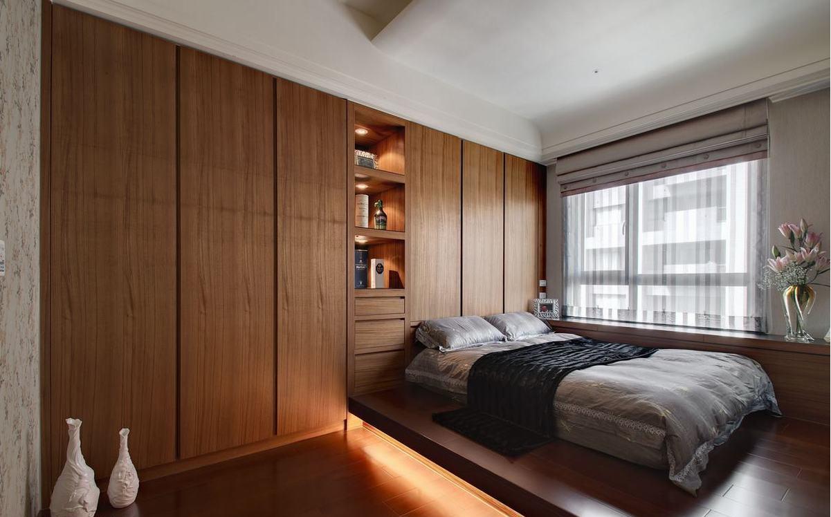 卧室以柚木地板装扮卧眠空间的温暖舒适。