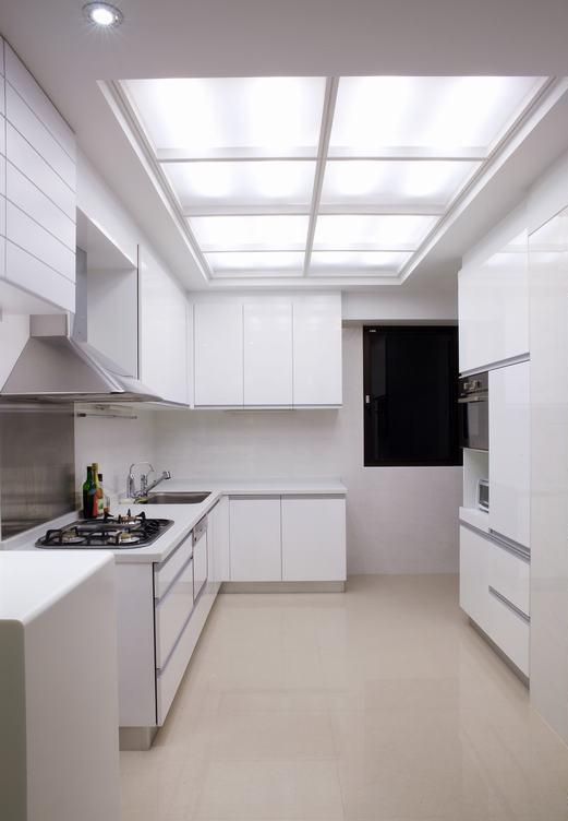 洁净的白色厨房机能完整，L型转折后增设实用的工作平檯，丝毫不浪费可用空间。