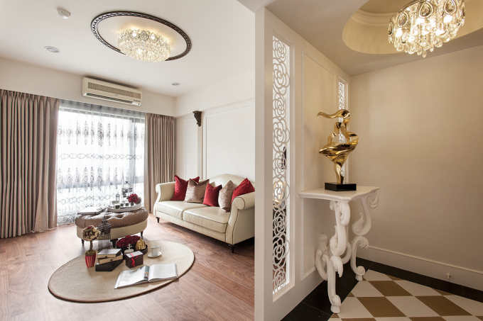 客厅的顶面以圆形的水晶吊灯为装饰，加上圆形的铜质的镶边搭配，与沙发背景墙上罗马柱上的铜质相呼应，有欧式的浓浓历史风情。