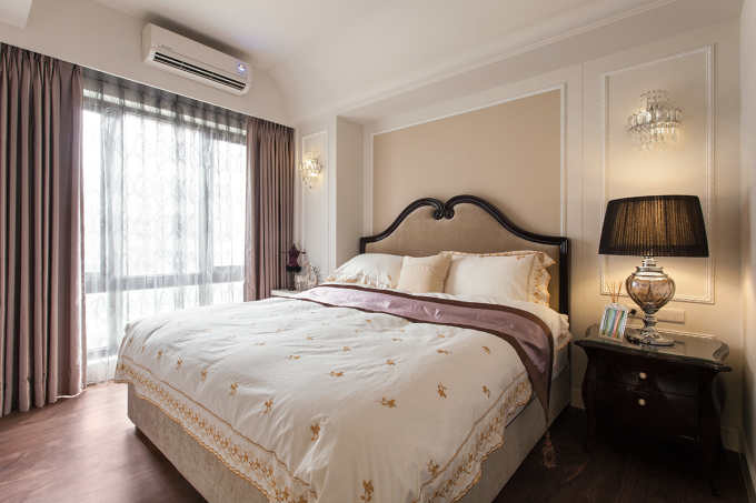 卧室的地面铺贴着棕色的原木，自然而舒适。采用落地飘窗的设计，很好的采光和视觉效果。窗帘以藕色的布艺为搭配，整个清新而雅致。