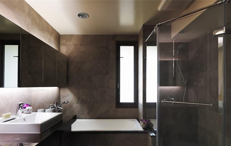 深色砖的卫浴，延续空间中沉稳静谧的氛围。