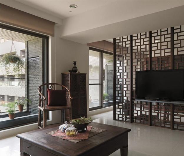 将中国传统元素带入设计，电视墙装饰东方经典的窗花屏风格，并规划双开口的灵活动线，使得各个空间看来紧密连贯。